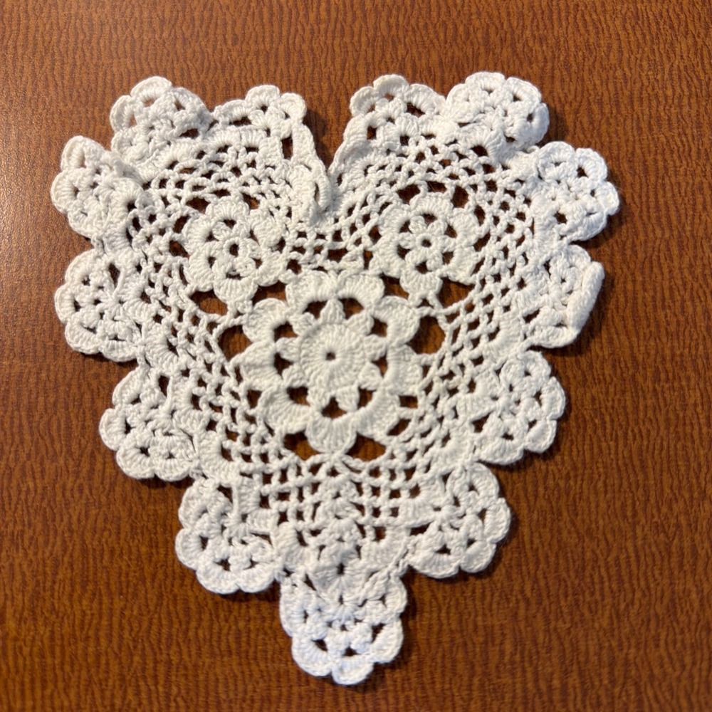 ✨VINTAGE✨ 1990's Crochet Heart Shaped Doily EUC Ivory Ecru 5"